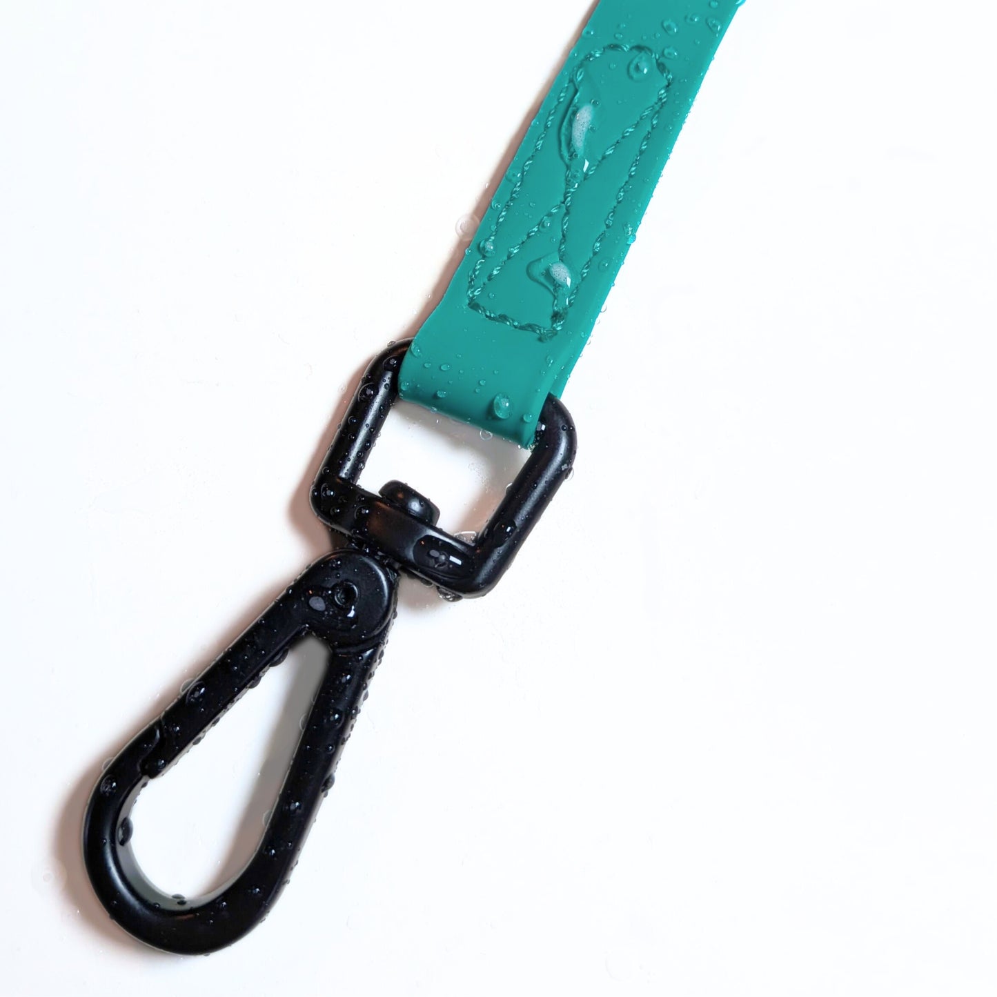 For recall training, beach adventures, and open-field freedom, the 15m LoomLite Training & Recall Leash is designed for safety.